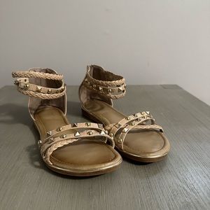 Comfortable beige colored sandals in size 7.